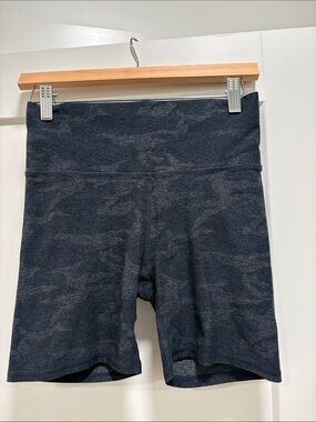 Vuori Black & Gray Shorts—Like New Condition!! Great Fabric—Size Small
